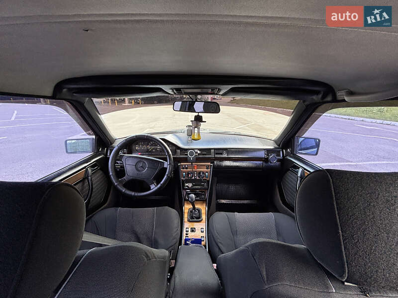 Седан Mercedes-Benz E-Class 1992 в Львові