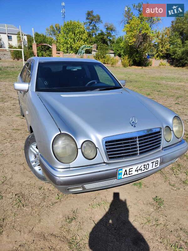 Седан Mercedes-Benz E-Class 1995 в 