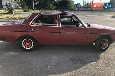 Седан Mercedes-Benz E-Class 1983 в 