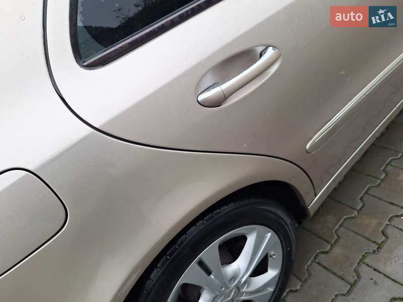 Седан Mercedes-Benz E-Class 2002 в Черновцах