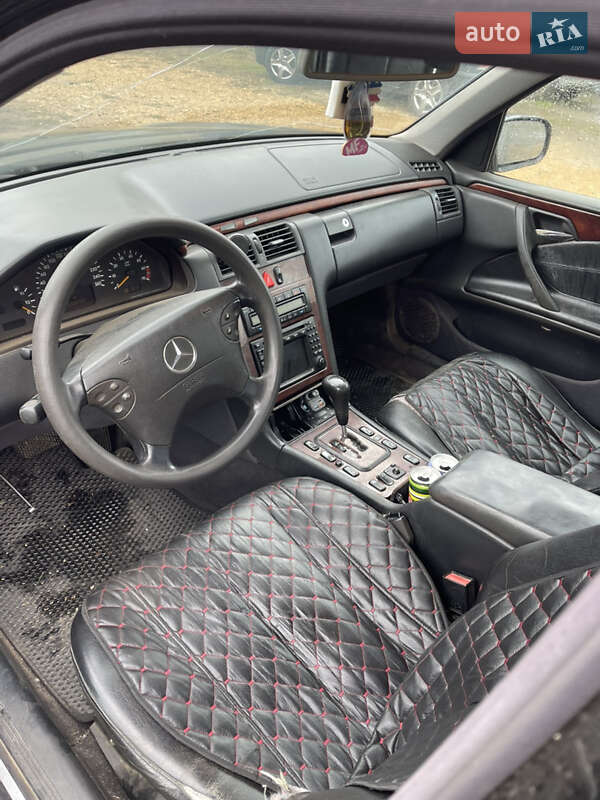 Седан Mercedes-Benz E-Class 2000 в Южном