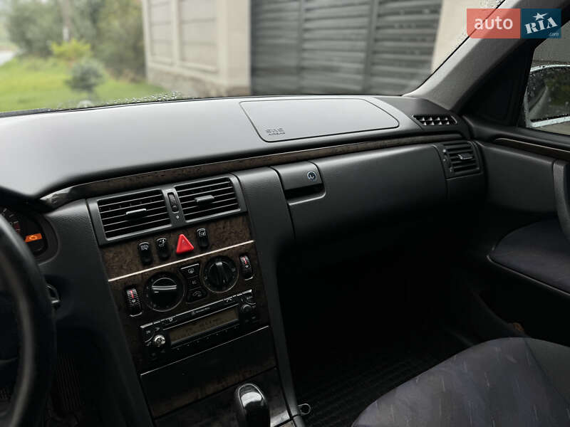 Седан Mercedes-Benz E-Class 2001 в Дрогобыче