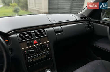 Седан Mercedes-Benz E-Class 2001 в 