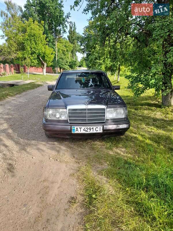Седан Mercedes-Benz E-Class 1993 в Снятине