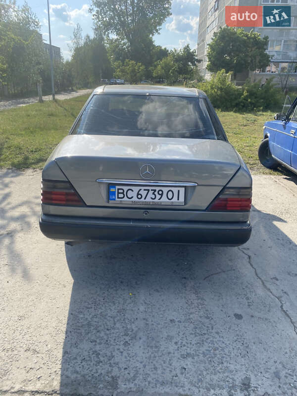 Седан Mercedes-Benz E-Class 1988 в Вараші