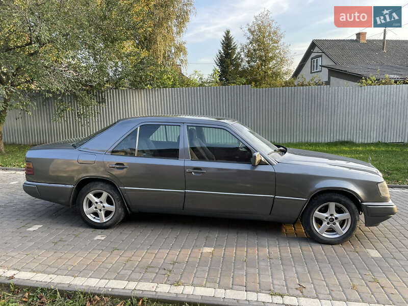 Седан Mercedes-Benz E-Class 1988 в Черновцах