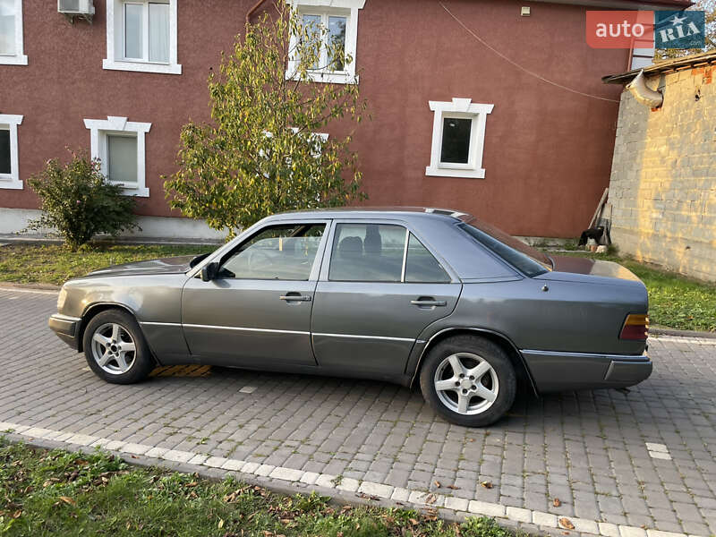 Седан Mercedes-Benz E-Class 1988 в Черновцах