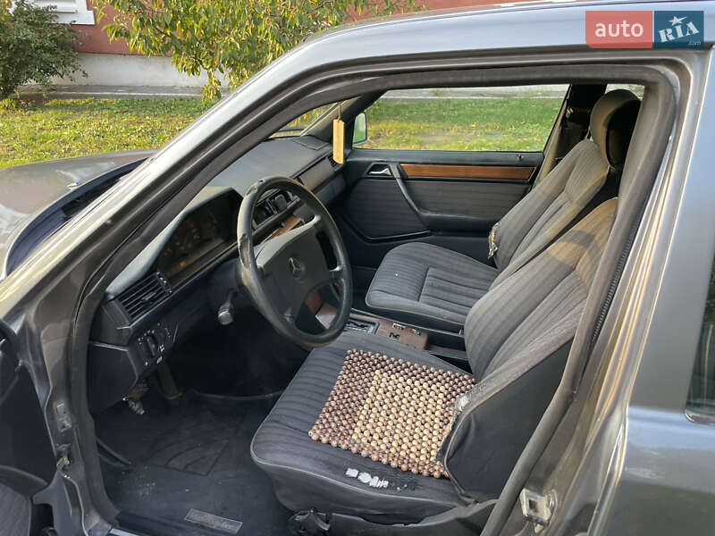 Седан Mercedes-Benz E-Class 1988 в Черновцах