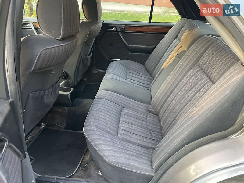 Седан Mercedes-Benz E-Class 1988 в Черновцах