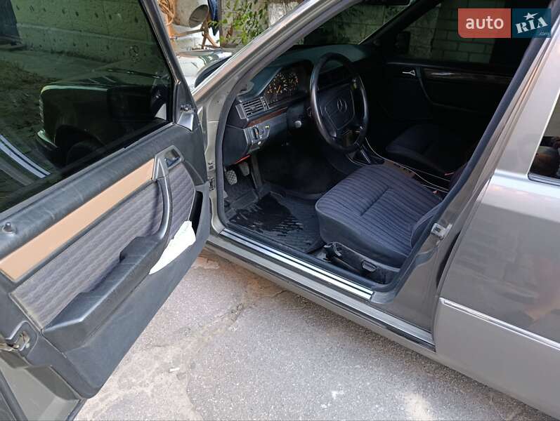 Седан Mercedes-Benz E-Class 1991 в Днепре