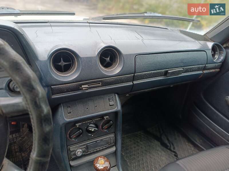 Седан Mercedes-Benz E-Class 1982 в Львові