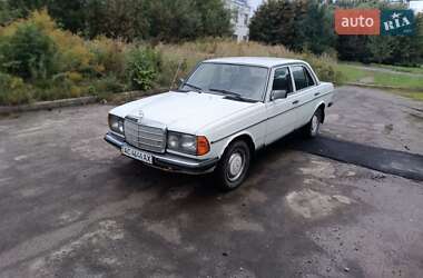 Седан Mercedes-Benz E-Class 1982 в Львові