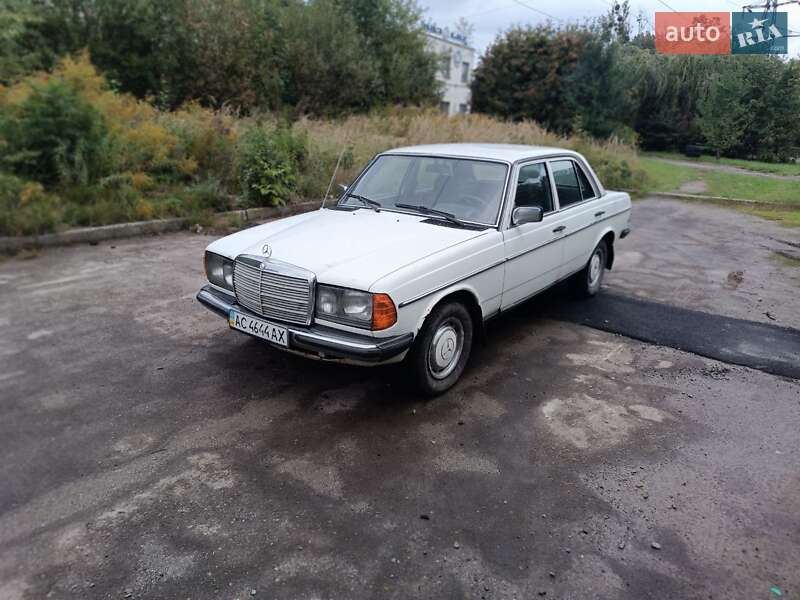Седан Mercedes-Benz E-Class 1982 в 