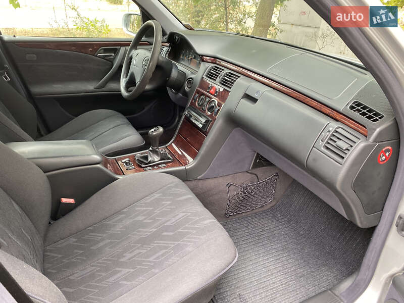 Седан Mercedes-Benz E-Class 2000 в Белгороде-Днестровском