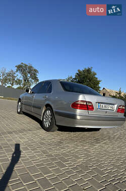 Седан Mercedes-Benz E-Class 2000 в 