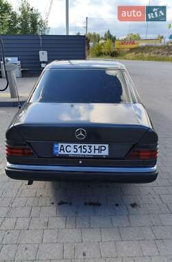 Седан Mercedes-Benz E-Class 1992 в 