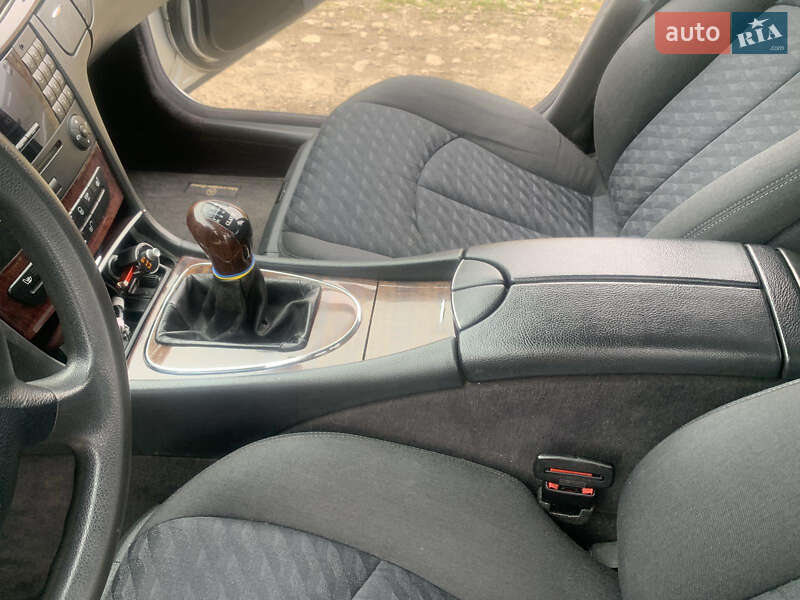 Седан Mercedes-Benz E-Class 2003 в Вижнице