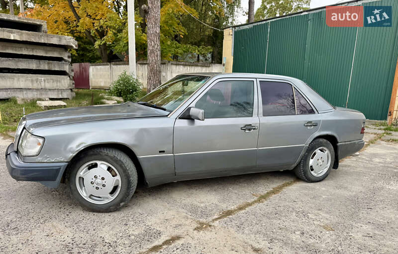 Седан Mercedes-Benz E-Class 1992 в Новояворовске