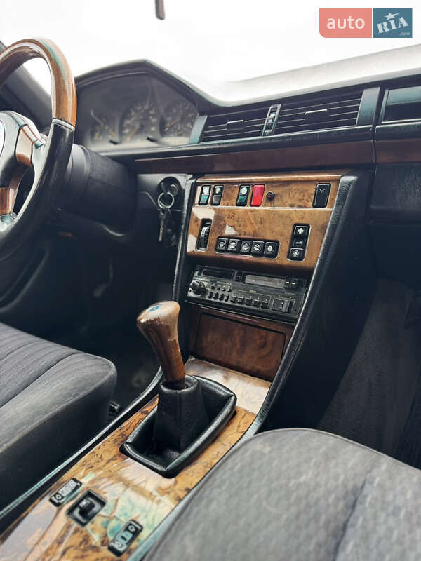 Седан Mercedes-Benz E-Class 1992 в Новояворовске
