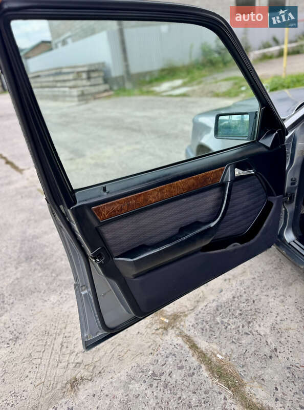 Седан Mercedes-Benz E-Class 1992 в Новояворовске