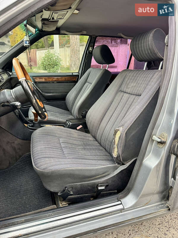 Седан Mercedes-Benz E-Class 1992 в Новояворовске