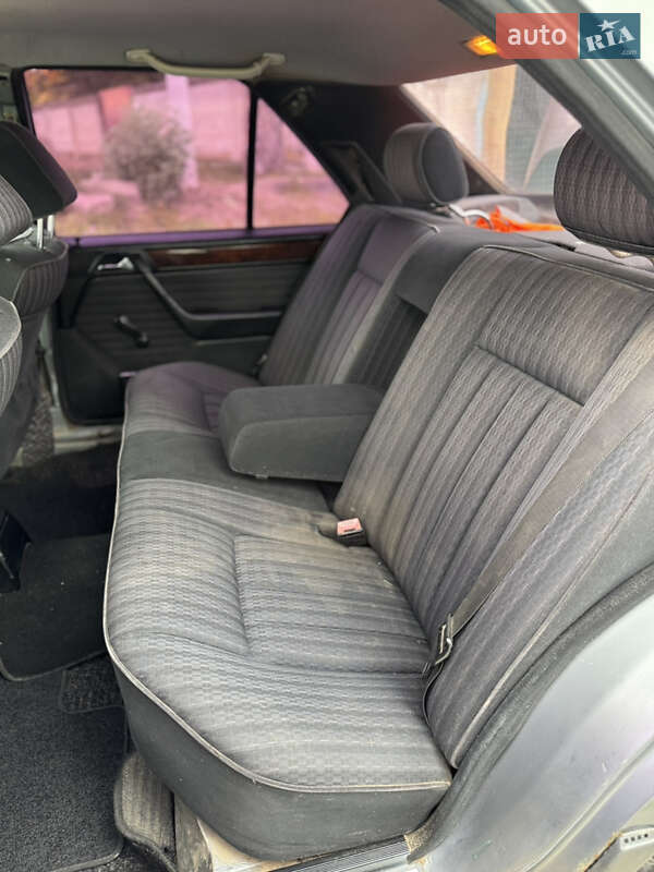 Седан Mercedes-Benz E-Class 1992 в Новояворовске