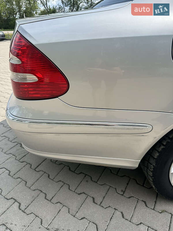 Седан Mercedes-Benz E-Class 2004 в Чудее