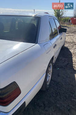 Седан Mercedes-Benz E-Class 1992 в 
