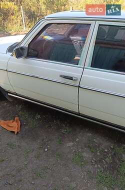 Седан Mercedes-Benz E-Class 1983 в Лубнах