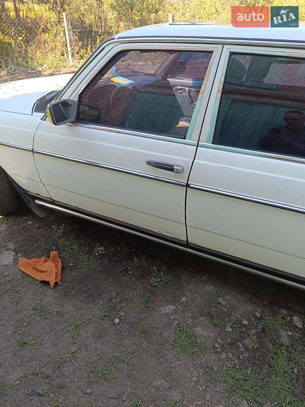 Седан Mercedes-Benz E-Class 1983 в Лубнах