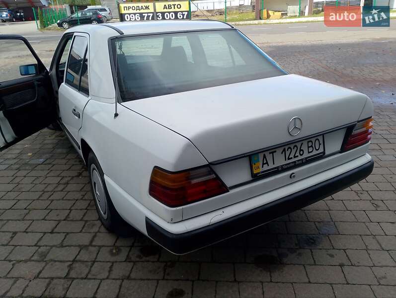 Седан Mercedes-Benz E-Class 1989 в Надворной