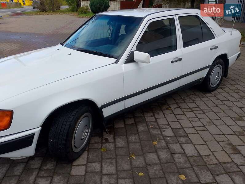 Седан Mercedes-Benz E-Class 1989 в Надворной