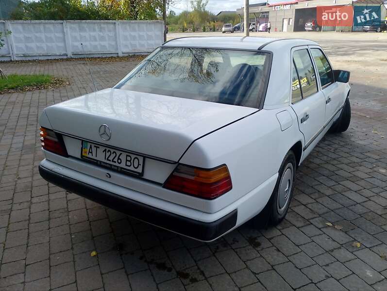 Седан Mercedes-Benz E-Class 1989 в Надворной