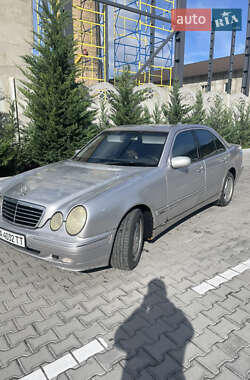 Седан Mercedes-Benz E-Class 2001 в Киеве