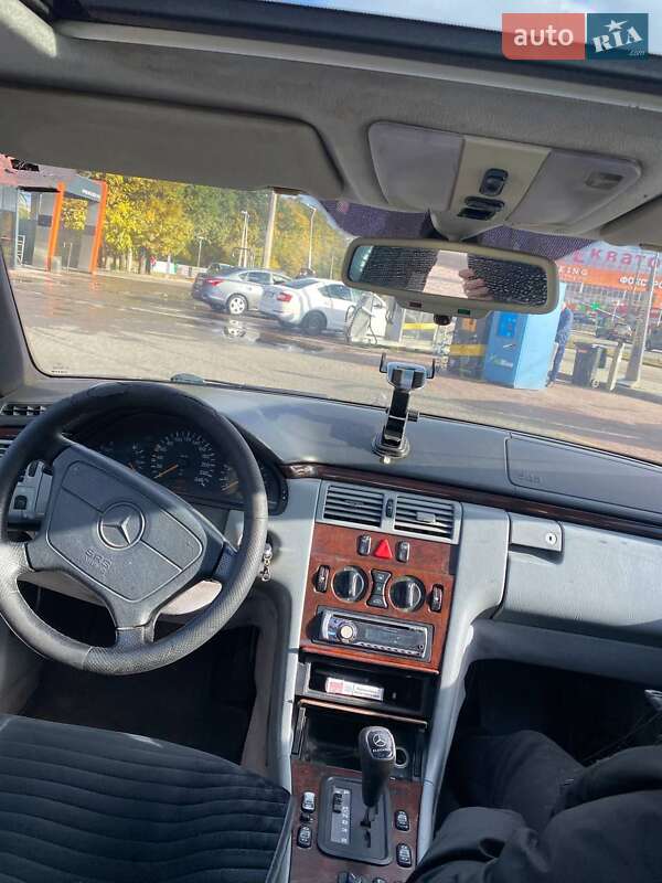 Седан Mercedes-Benz E-Class 1995 в Харькове