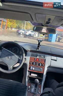 Седан Mercedes-Benz E-Class 1995 в 