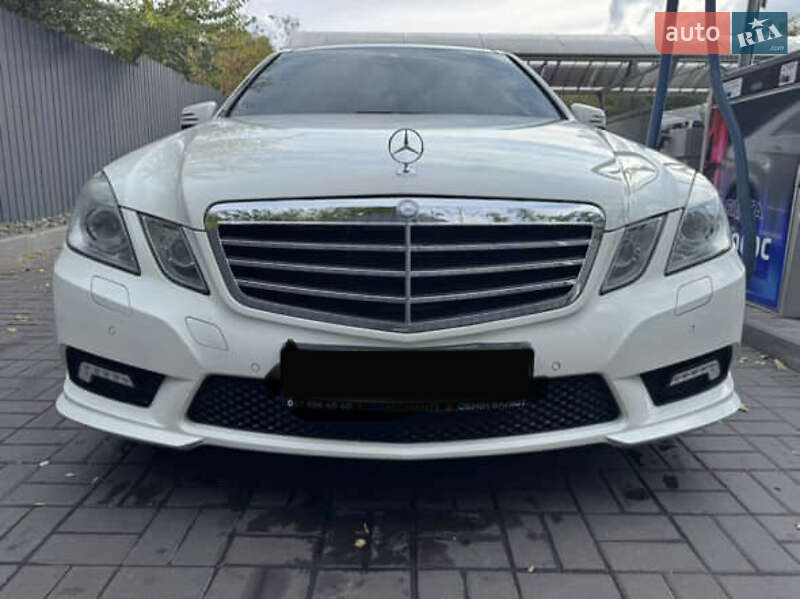 Седан Mercedes-Benz E-Class 2011 в Днепре