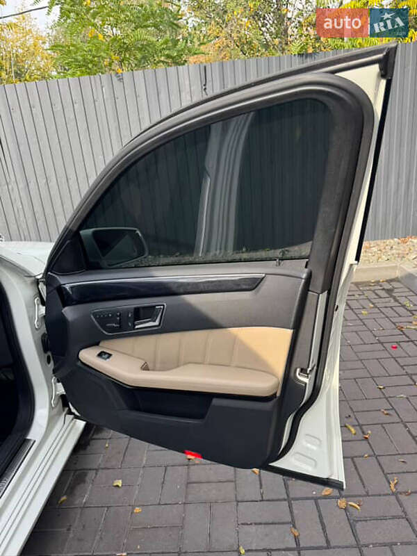 Седан Mercedes-Benz E-Class 2011 в Днепре