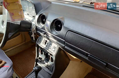 Седан Mercedes-Benz E-Class 1985 в 