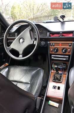 Седан Mercedes-Benz E-Class 1988 в 