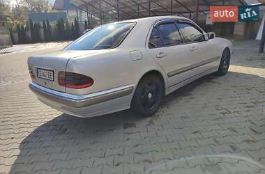 Седан Mercedes-Benz E-Class 2002 в  фото 3 Седан Mercedes-Benz E-Class 2002 в