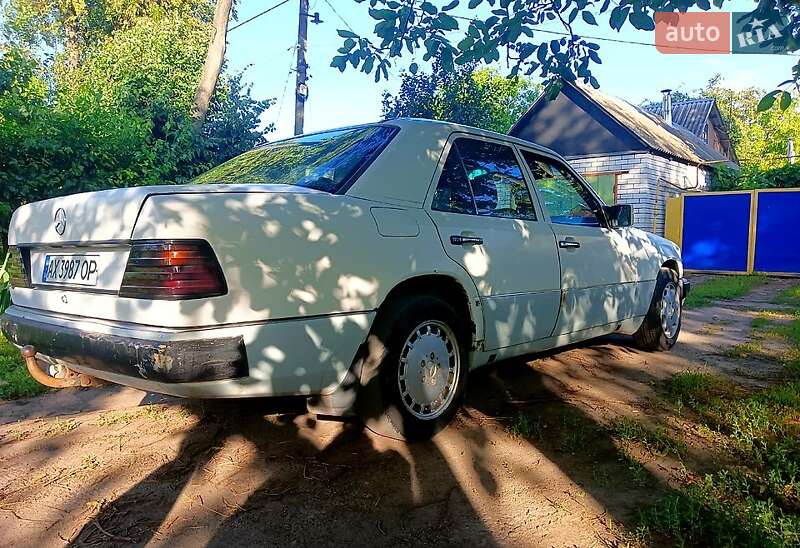 Седан Mercedes-Benz E-Class 1990 в Валках