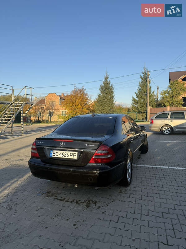 Седан Mercedes-Benz E-Class 2004 в Жовкве