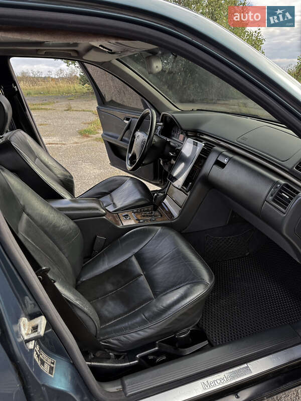 Седан Mercedes-Benz E-Class 2000 в Казатине