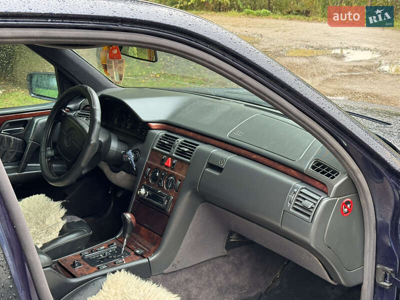 Седан Mercedes-Benz E-Class 1998 в Чернівцях