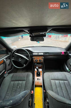 Седан Mercedes-Benz E-Class 1986 в  фото 5 Седан Mercedes-Benz E-Class 1986 в