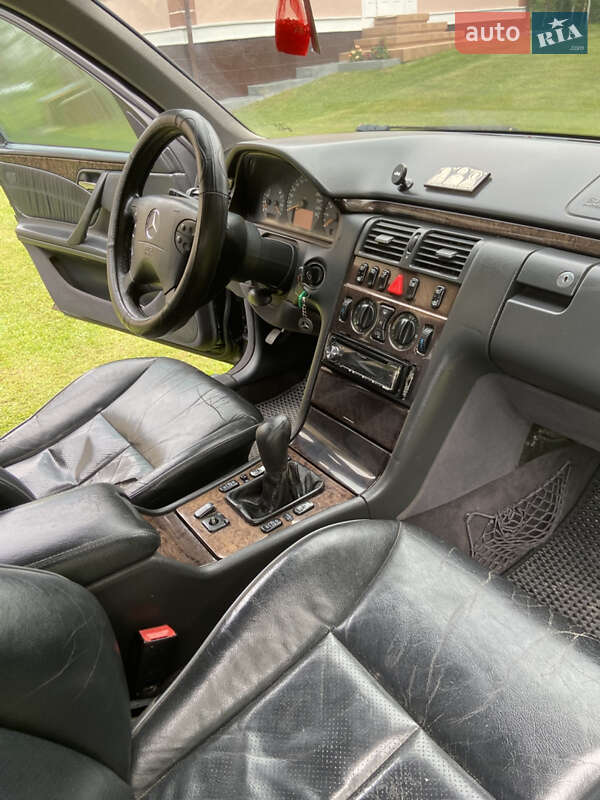 Седан Mercedes-Benz E-Class 2000 в Ивано-Франковске