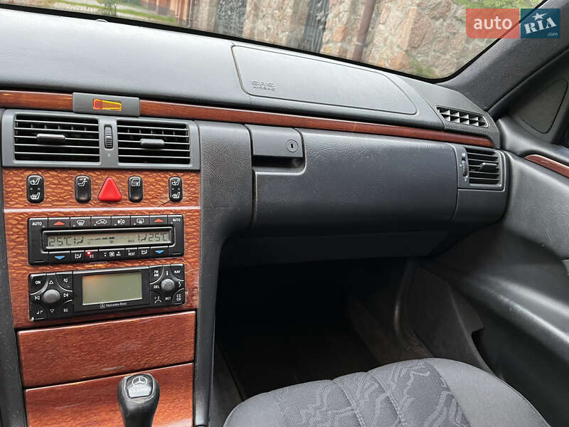 Седан Mercedes-Benz E-Class 1998 в Киеве