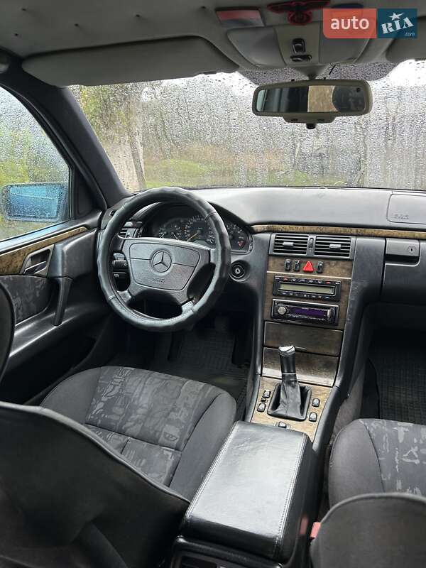 Седан Mercedes-Benz E-Class 1997 в Умані