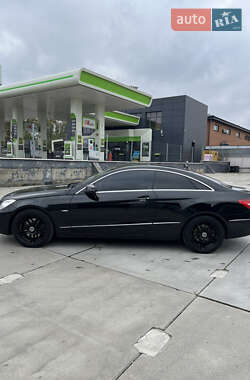 Купе Mercedes-Benz E-Class 2010 в 